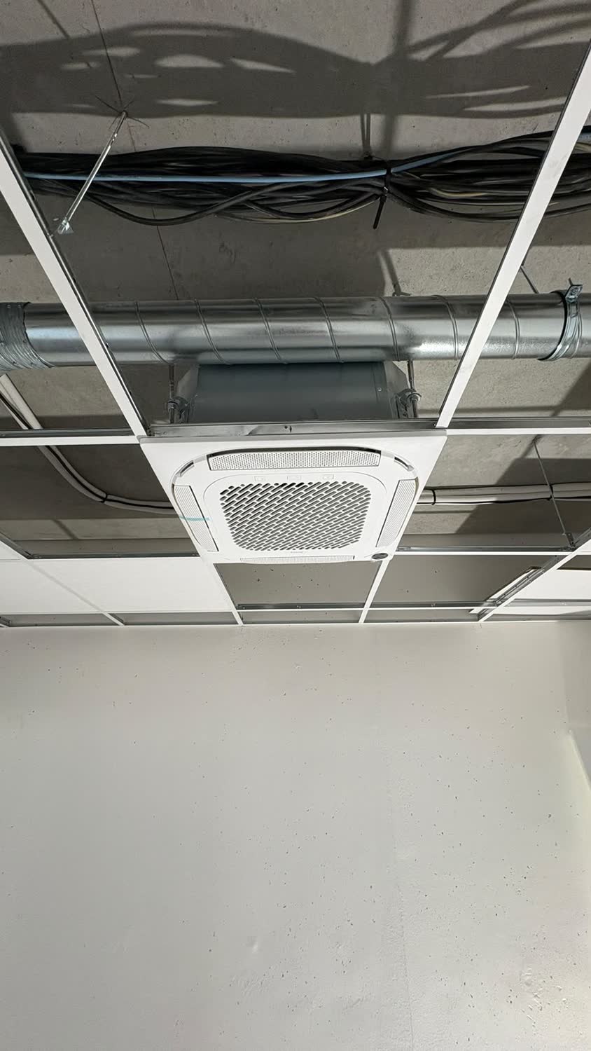 Cassette de climatisation 4 voies encastrée dans un faux-plafond