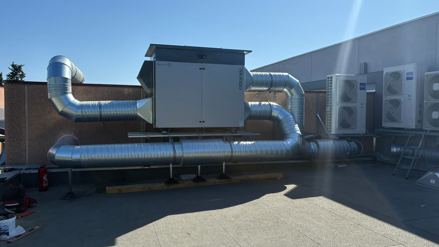 Centrale de traitement d'air Atlantic et réseau de gaines galvanisées sur une toiture-terrasse