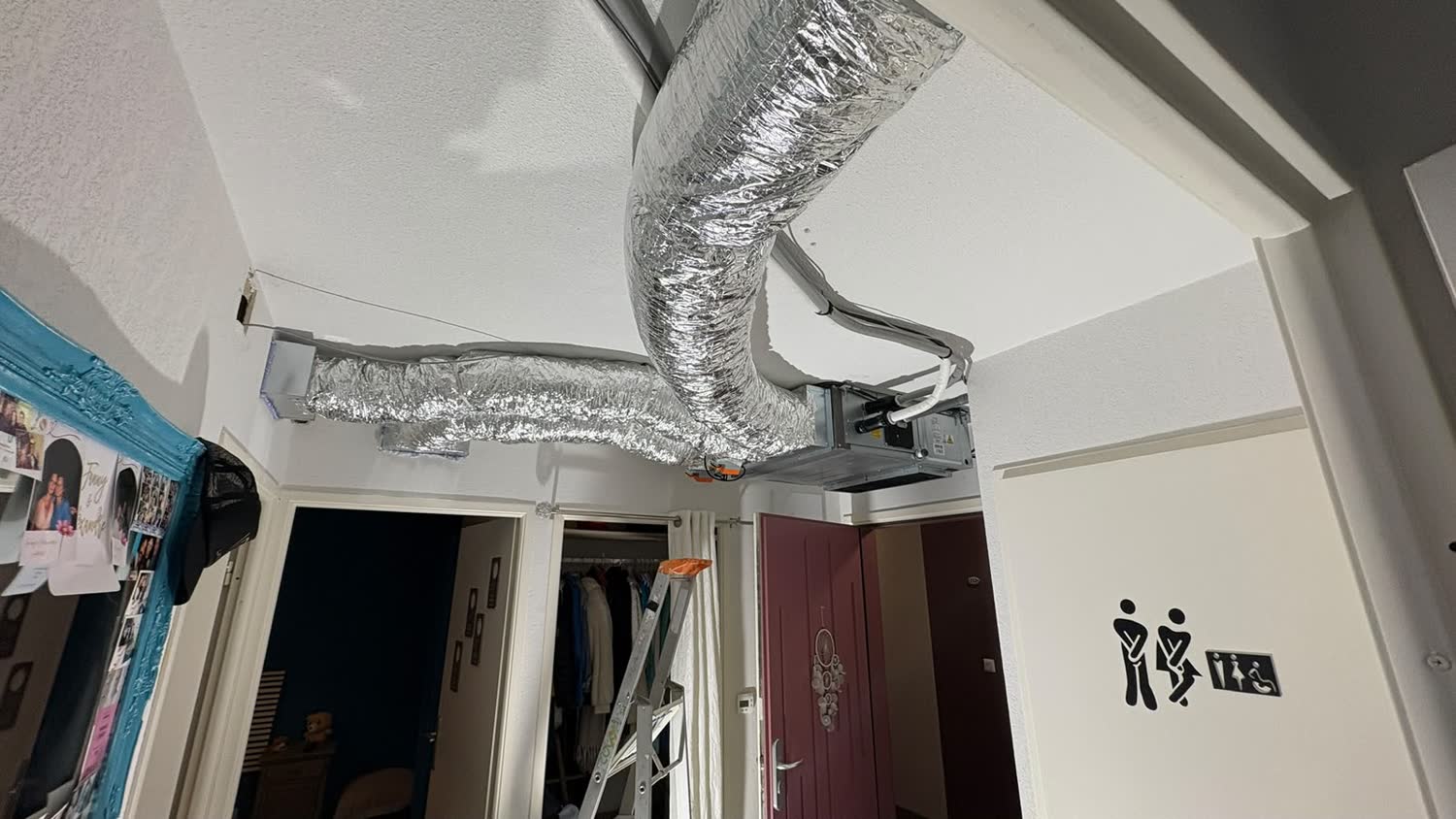 Caisson et gaine souple isolée d'une climatisation gainable installés en combles