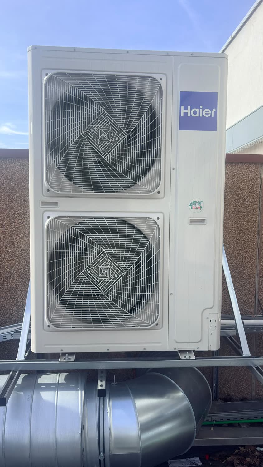 Gros groupe extérieur Haier à double ventilateur monté sur châssis en toiture