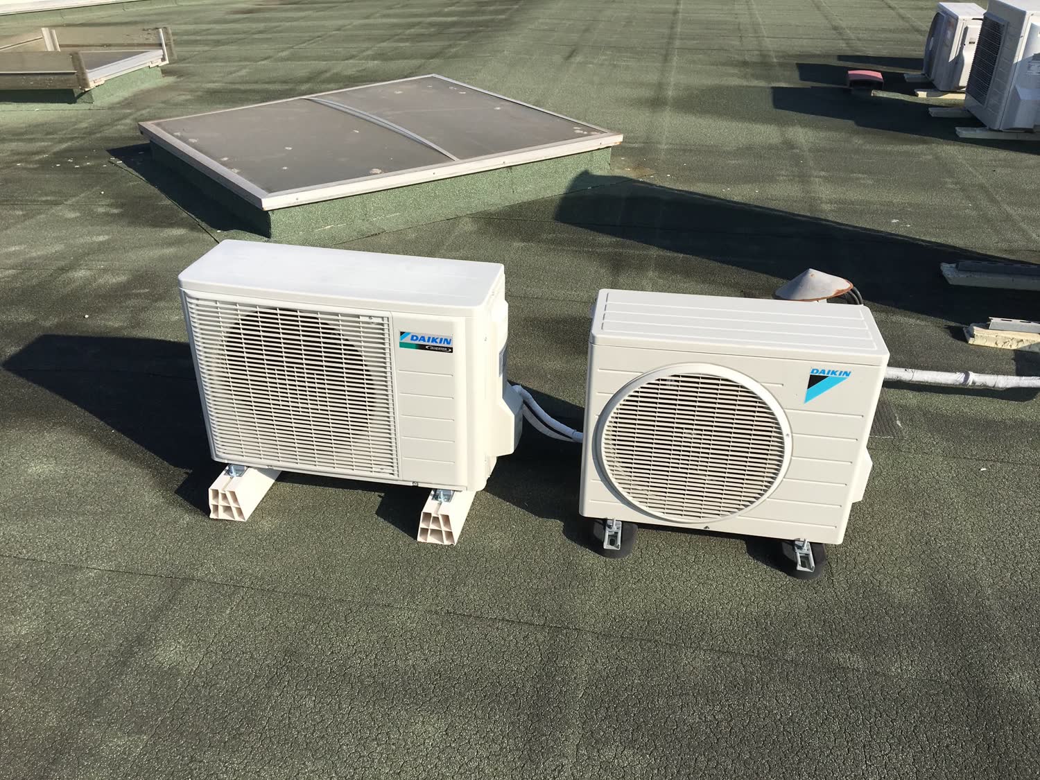 Deux groupes extérieurs Daikin posés sur la toiture-terrasse d'un immeuble