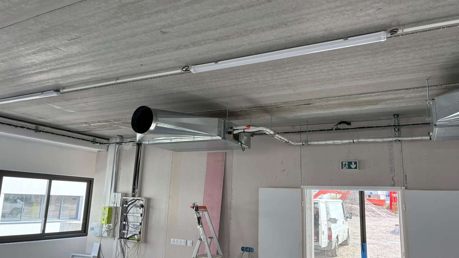 Réseau de gaines galvanisées d'une climatisation gainable en cours de chantier